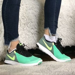 NIKE TENNIS SHOES